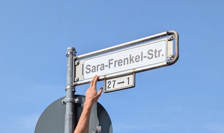 ein mit sara-frenkel-str überdecktes straßenschild